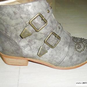 新款平底木底女靴