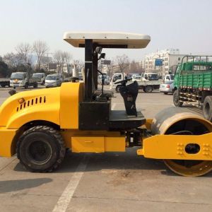 山東鼎誠(chéng)5噸土石方壓實(shí)機(jī)/中型壓路機(jī)