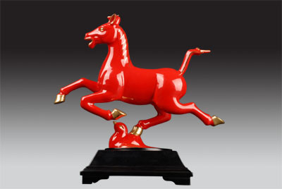 鄭州中國紅瓷馬踏飛燕 馬年新品 紅釉天地方圓 漆線雕工藝品 商務(wù)禮品