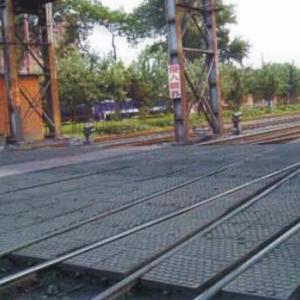 橡膠道口鋪面板，P60木枕2.2延米/組橡膠道口板