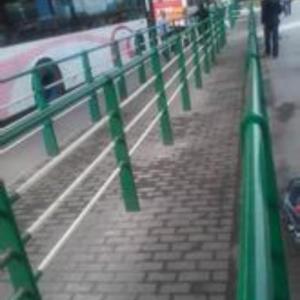 人行道欄桿