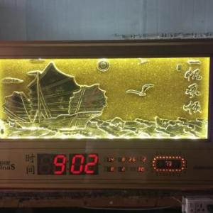 廠家加工定制數碼鋼化玻璃萬年歷。客廳裝飾掛鐘，靜音信息歷，可來圖定做