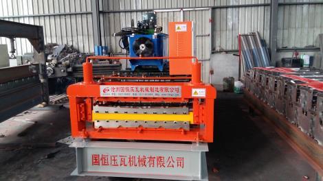 我公司專業生產彩鋼設備壓瓦機，屋面板，墻面板機840-900